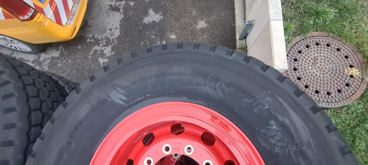 Autódaru Liebherr Zubehör = Kompletträder 8 x Bridgestone VHS 385/95 R25 (14.00 R25): 6 kép.